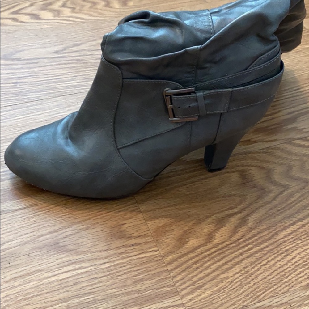 Women’s 7.5 boots - Picture 2 of 3